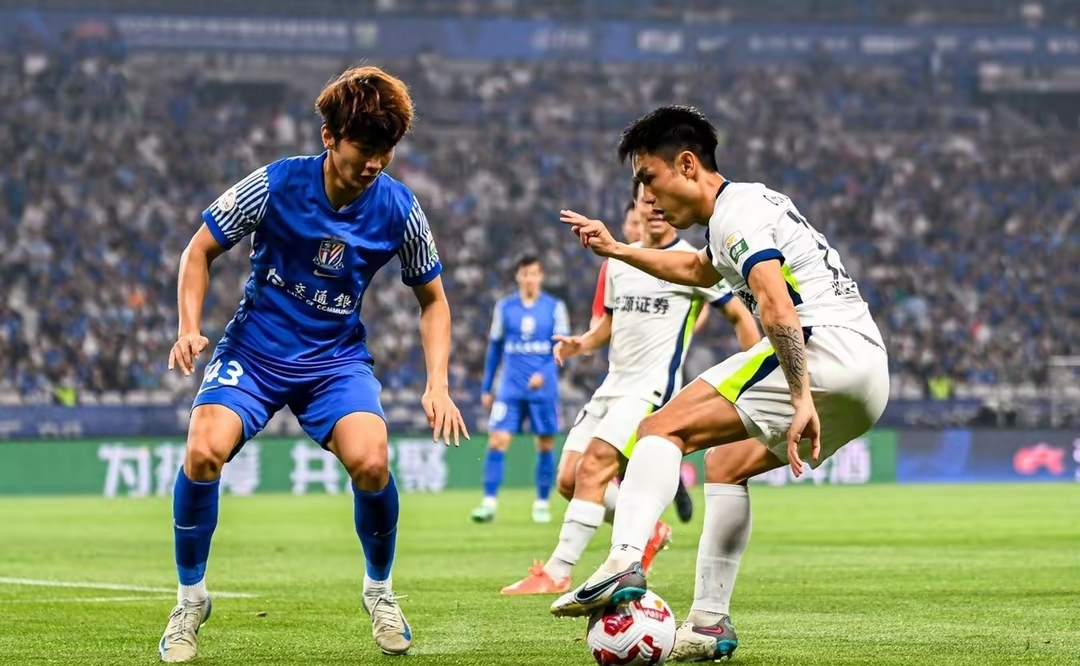 关于转折点！武汉三镇再遭质疑，社区盾赛后攻防权衡，引发热议，身体对抗强度拉满的信息